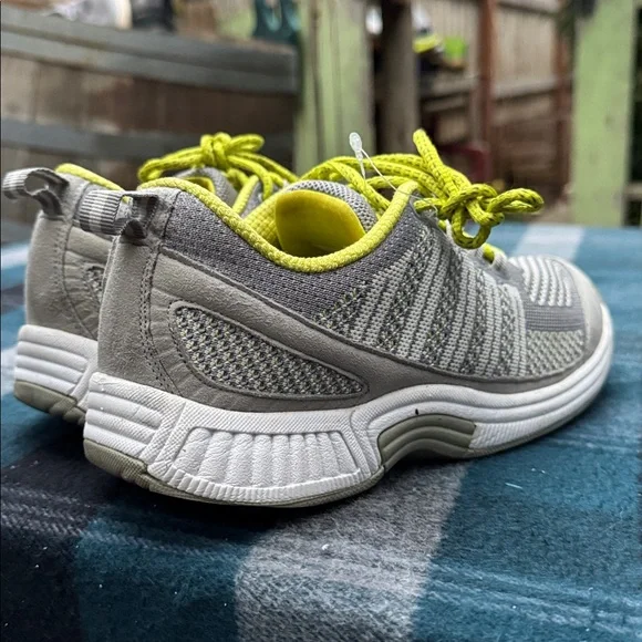 Ortho Feet Coral Knit Sneakers - Size 8 - Picture 5 of 6